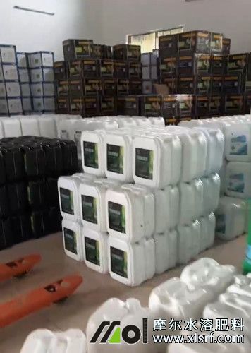 30噸液態(tài)肥料卸貨入庫 30噸液態(tài)肥料卸貨入庫